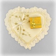 Decorazione matrimoniale "Cuscino-Cuoricino" con scatoletta per anelli, 20x20 cm, gialla